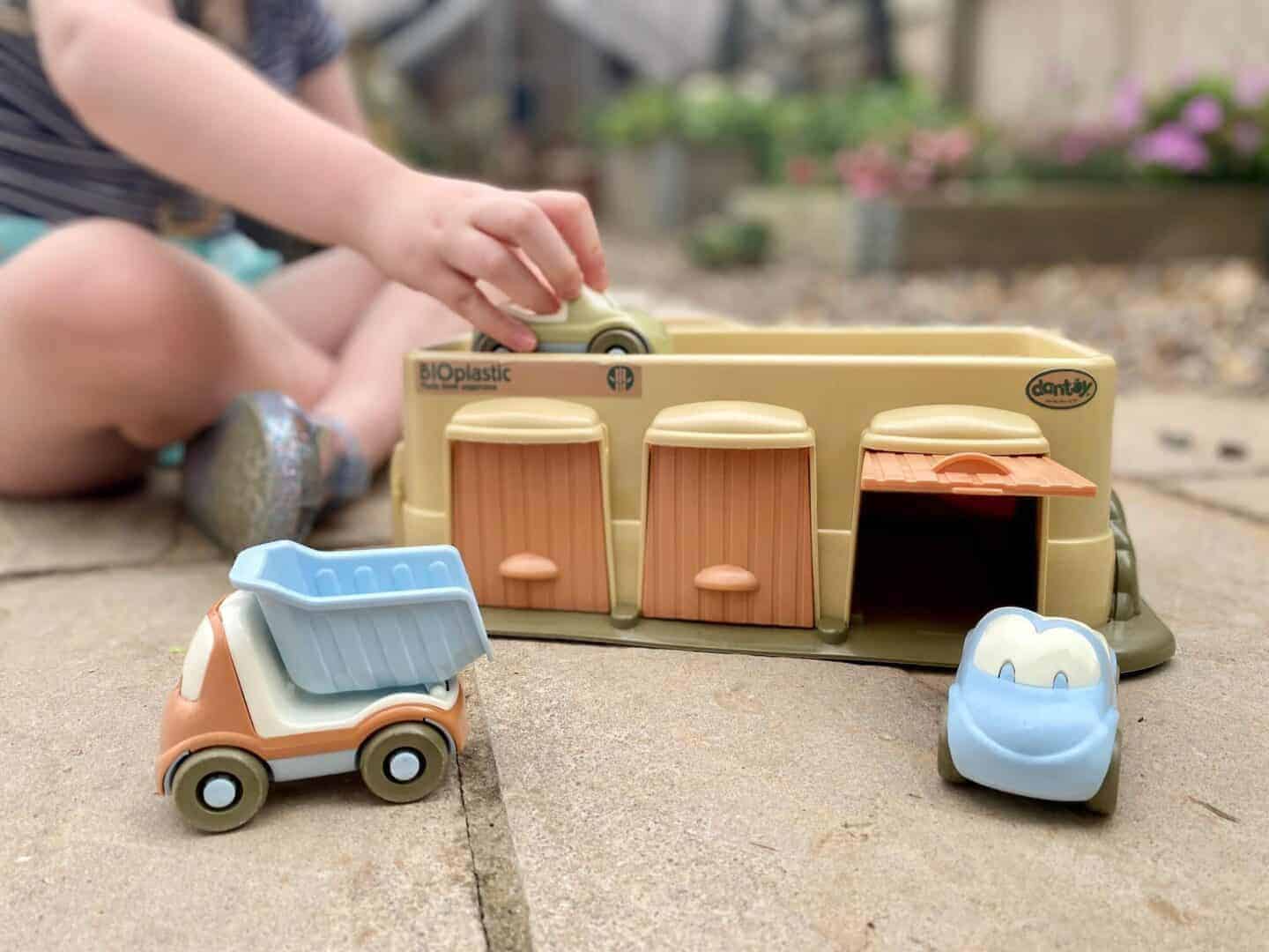 Dantoy BioPlastic Garage With 3 Cars - Review