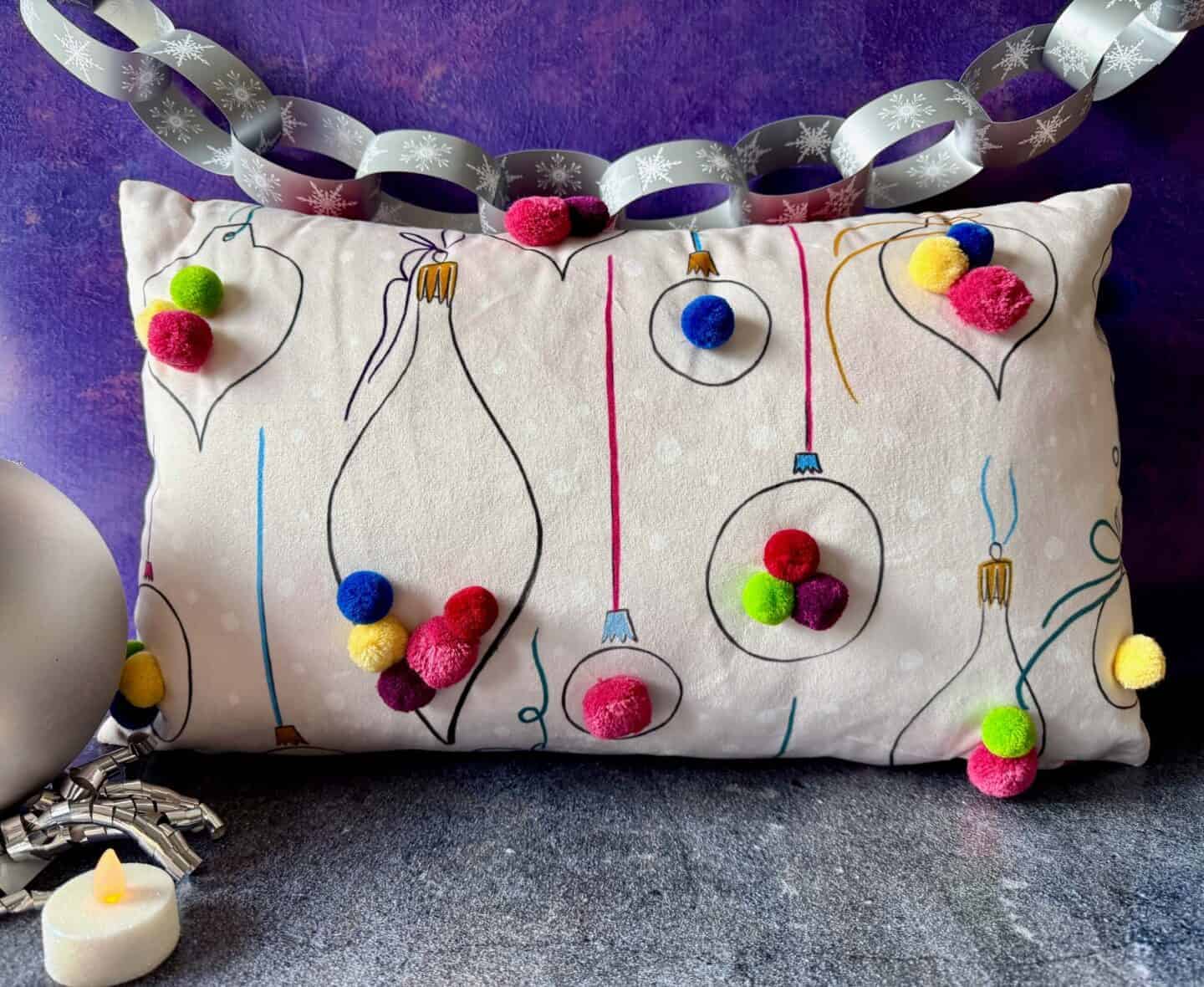 FESTIVE-VALBAUBLES Cushion