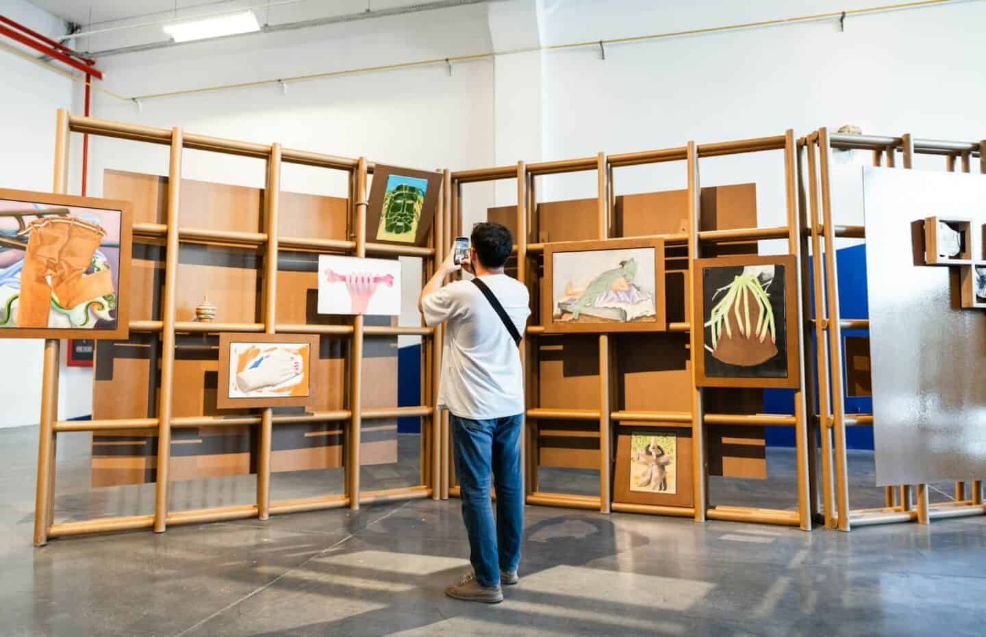 Interchangeable exhibition stands