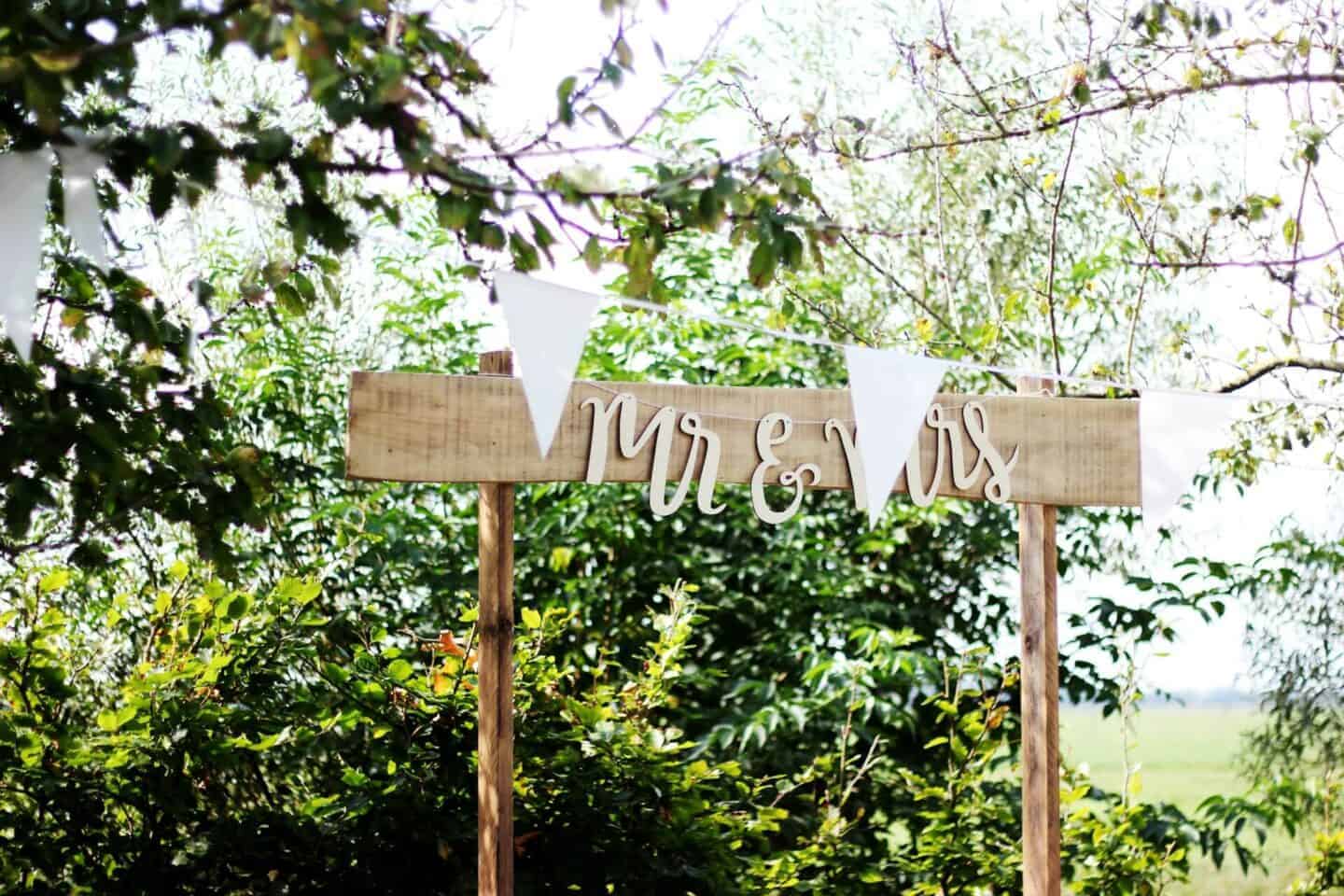 Charming Sign Ideas To Make Your Wedding Lawn Picture-Perfect