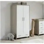 Chambre à coucher complète moderne : lit, armoire, commode, table de chevet. Design élégant.