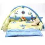 Tapis d'éveil bébé doux et coloré avec jouets suspendus, parfait pour le développement sensoriel.