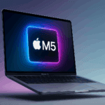 Illustration eines M5 MacBook Pro 2025 Gerüchte: Schwebendes Space Gray MacBook Pro vor sanftem Blau‑Violett‑Verlauf – Symbol für bahnbrechende Performance und Executive‑Power.