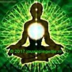 Je vierde chakra openen is belangrijk omdat hij precies het middelpunt is van alle chakra's. Op de afbeelding een persoon omgeven door groene hartenergie en de hartchakra als een lichtcirkel uitgelicht om de locatie aan te geven