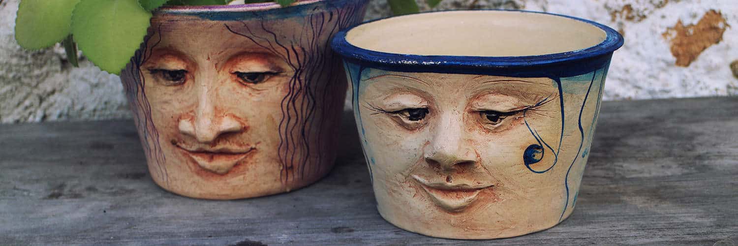 Květináče s obličeji na zahradu