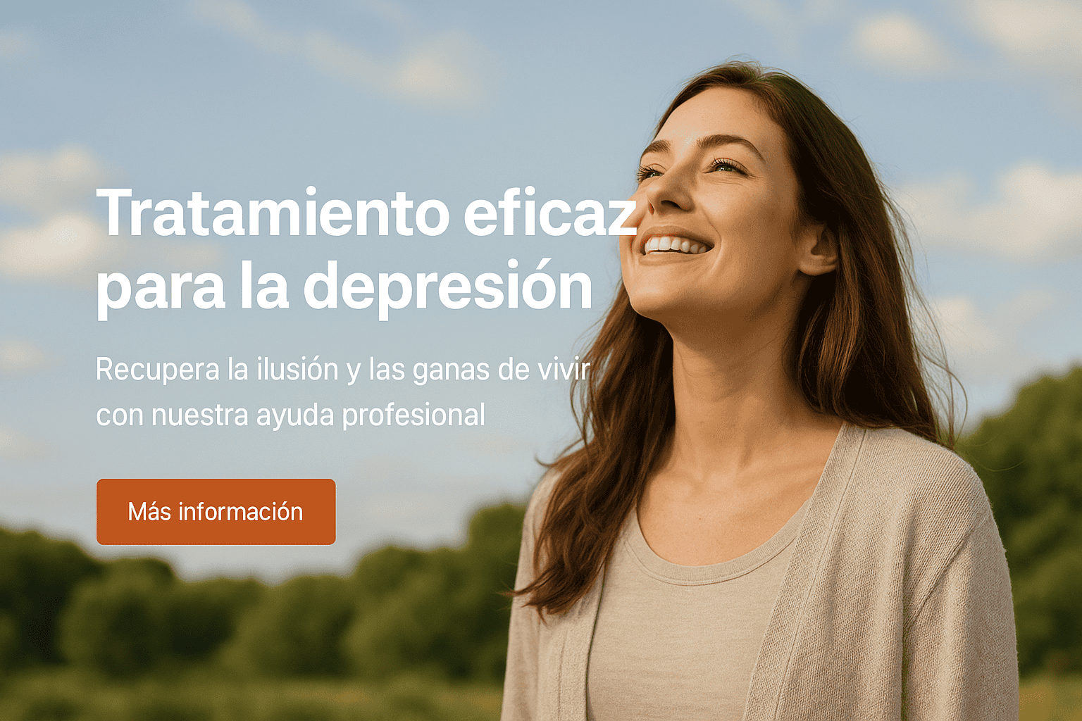Mujer sonriendo bajo la luz del sol en un entorno natural, representando esperanza y recuperación emocional en el tratamiento de la depresión.