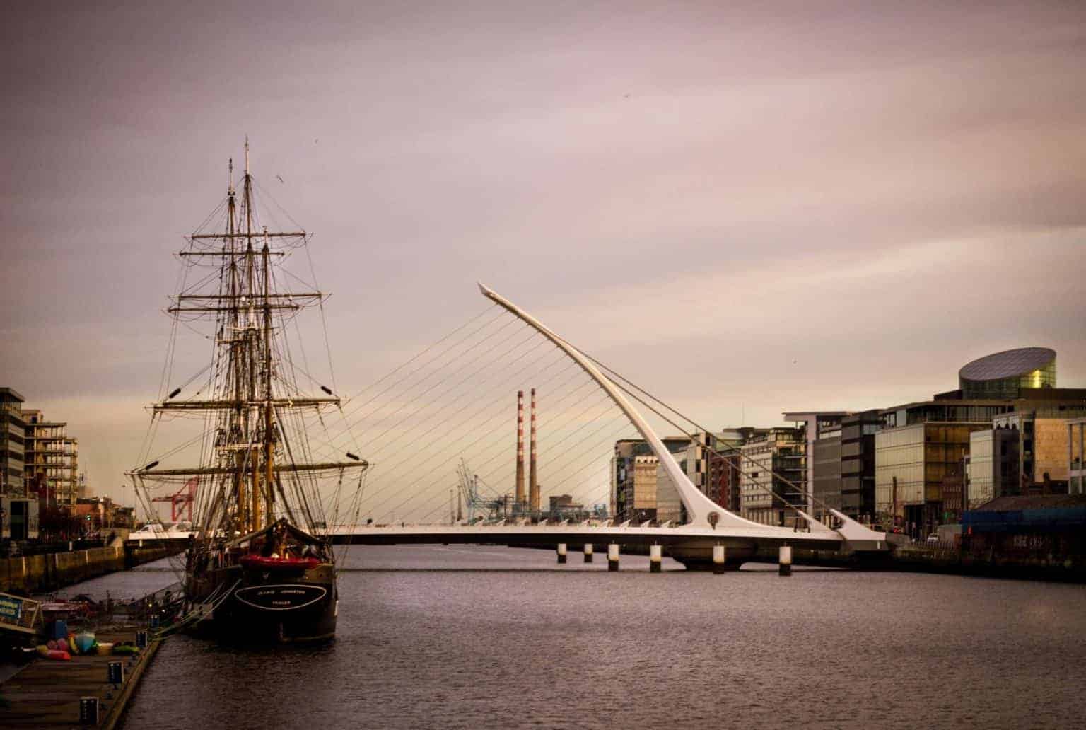 Ireland-Dublin-Dock-liffey-valley-Samuel-Beckett-bridge