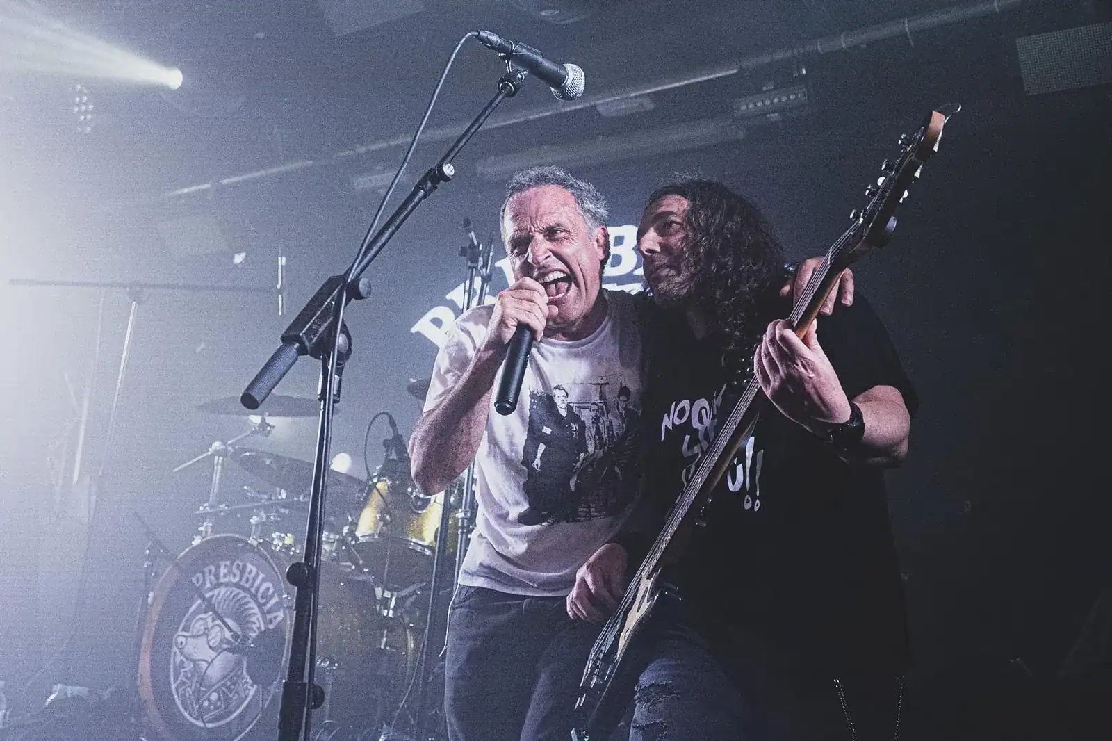 antante y bajista de Presbicia dándolo todo en el escenario de la Sala Mon de Madrid durante el tributo a La Polla Records.