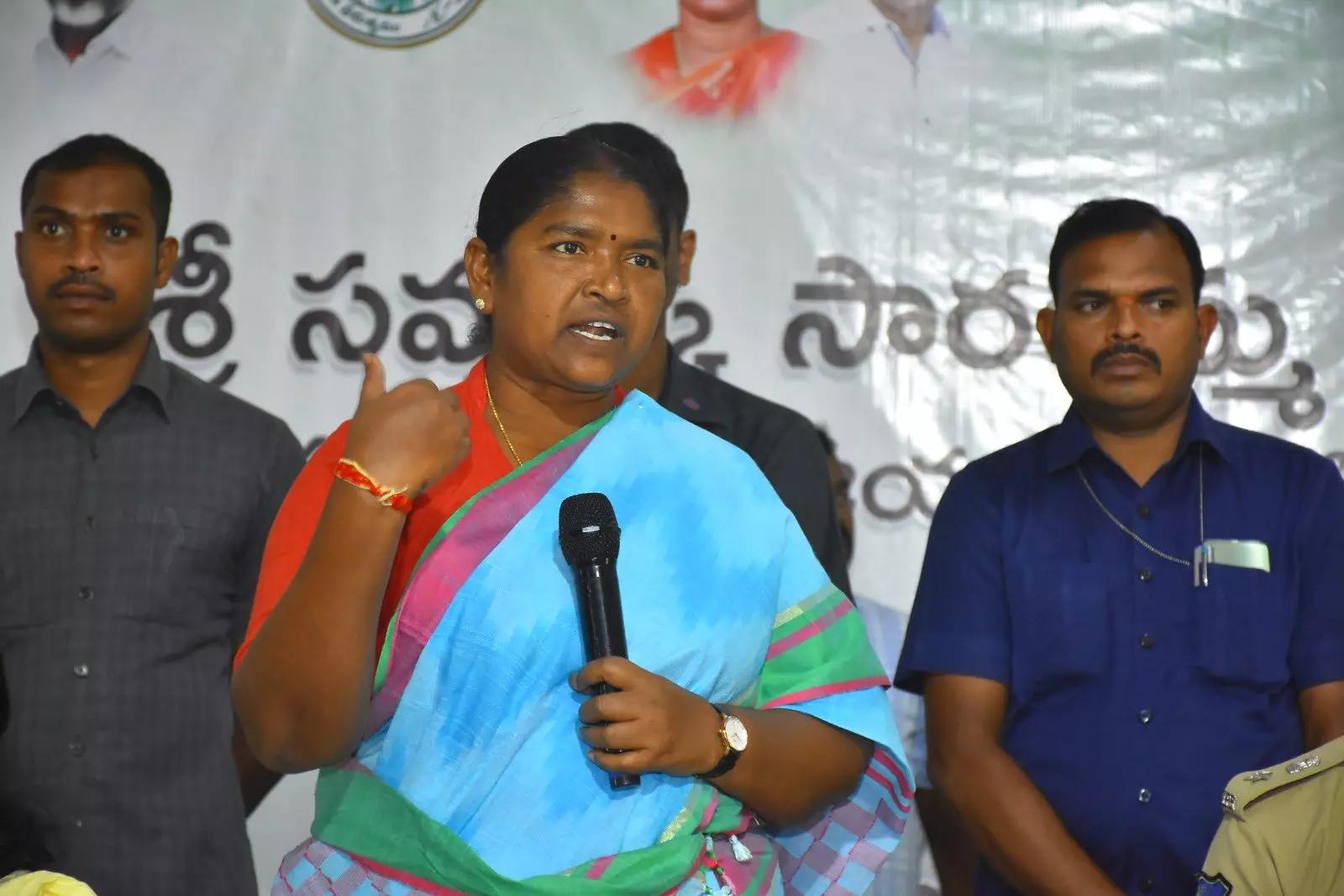 Telangana SHG Loans Hike:  మహిళలకు రాష్ట్ర ప్రభుత్వం .. వడ్డీ లేని రుణాల పరిమితి రూ. 10 లక్షలకు పెంపు.. మంత్రి సీతక్క  ప్రకటన!