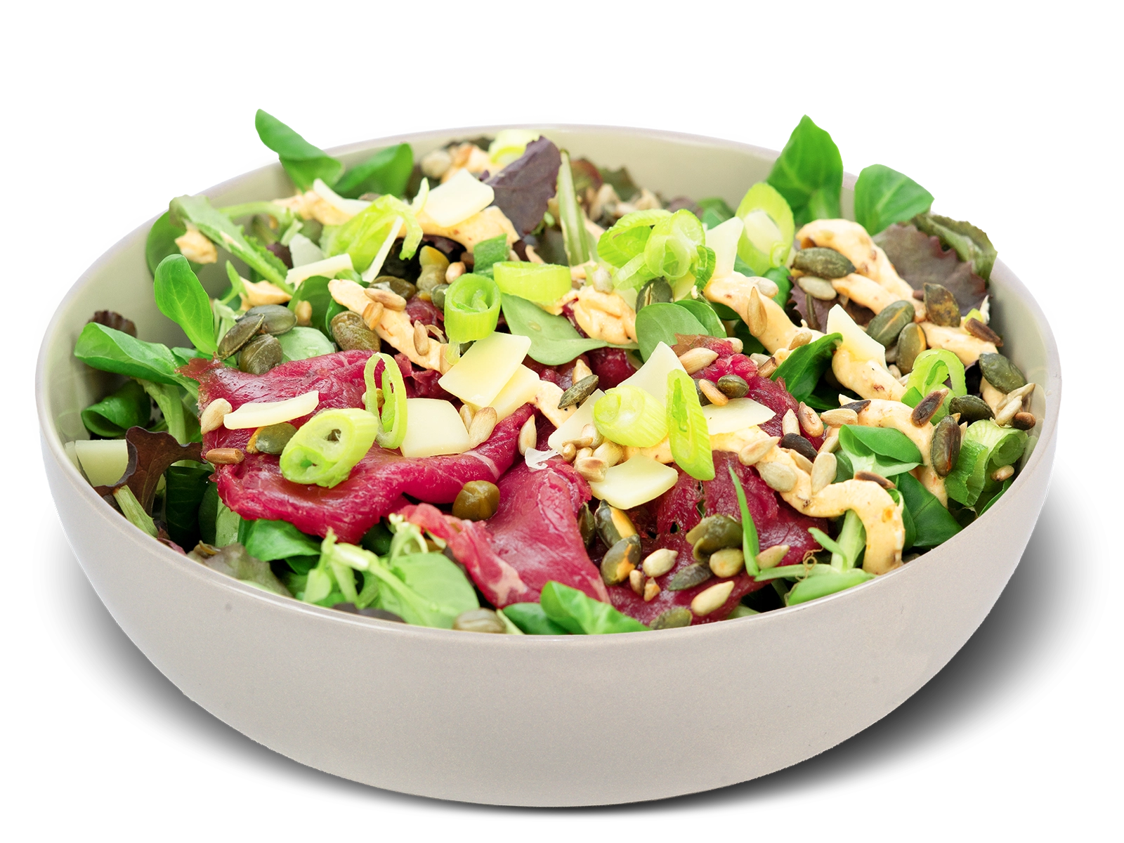 Salade carpaccio met pesto-dressing, Grana Padano en pittenmix