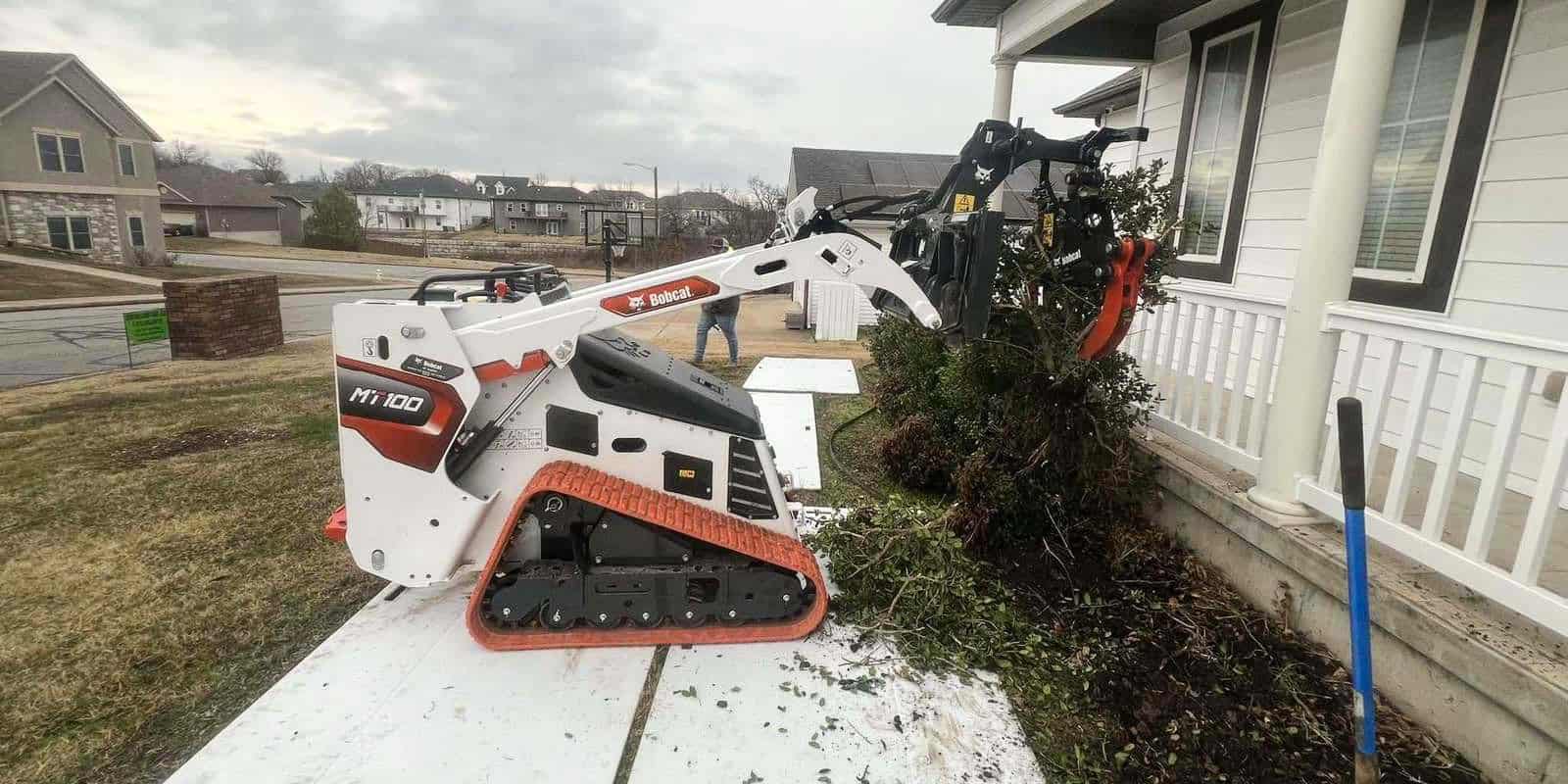 01_duncanlawncaremt100minitrackloader