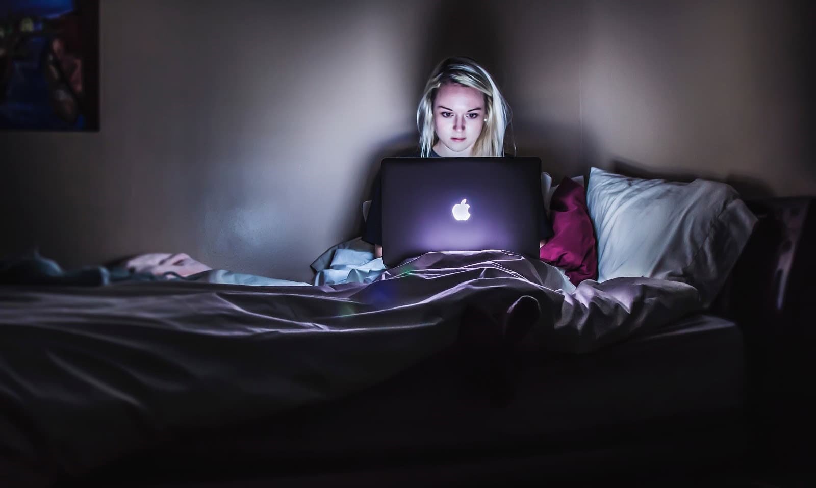 Woman using online dating tips red flags to safely date online