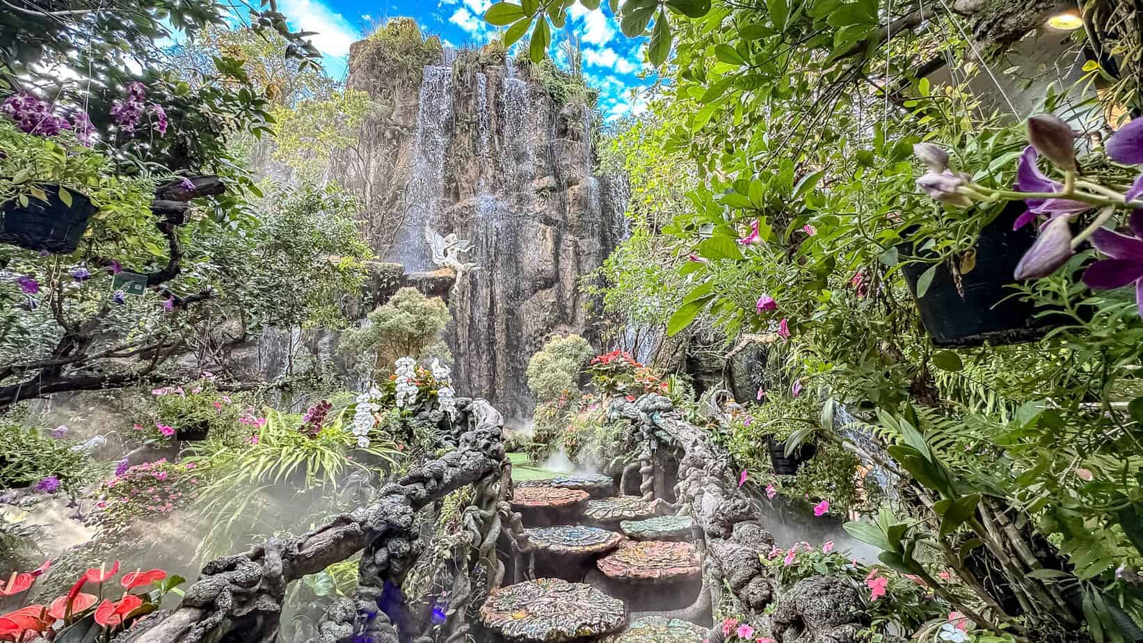 Chiang Rai: White Temple, Geheimtipps & Highlights im Norden Thailands 30 Der Wasserfall des Lalitta Café