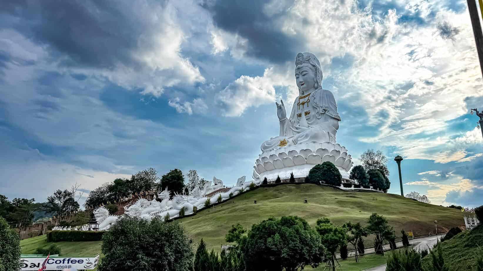 Chiang Rai: White Temple, Geheimtipps & Highlights im Norden Thailands 13 Lady Buddha des Wat Pla Huay Kang