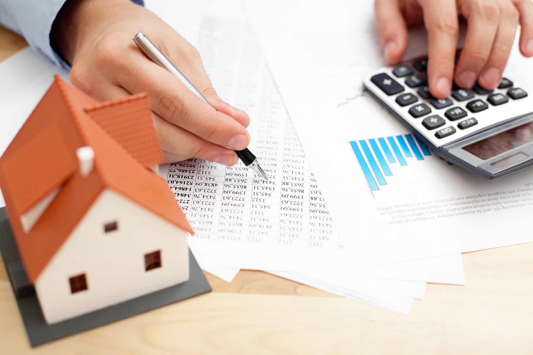 Closeup,Of,Man,Counting,Payments,For,Home Weg mit der alten Hypothek