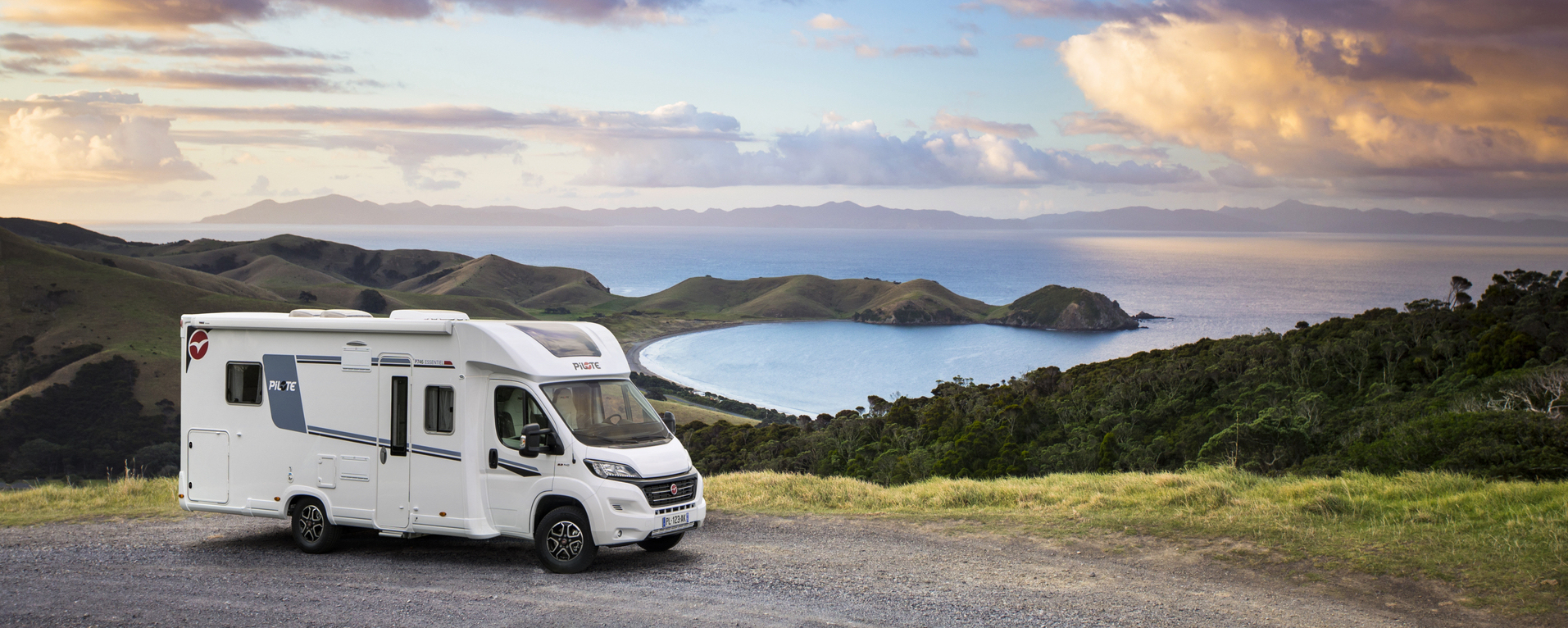 Wohnmobil kaufen vor malerischer Küstenlandschaft