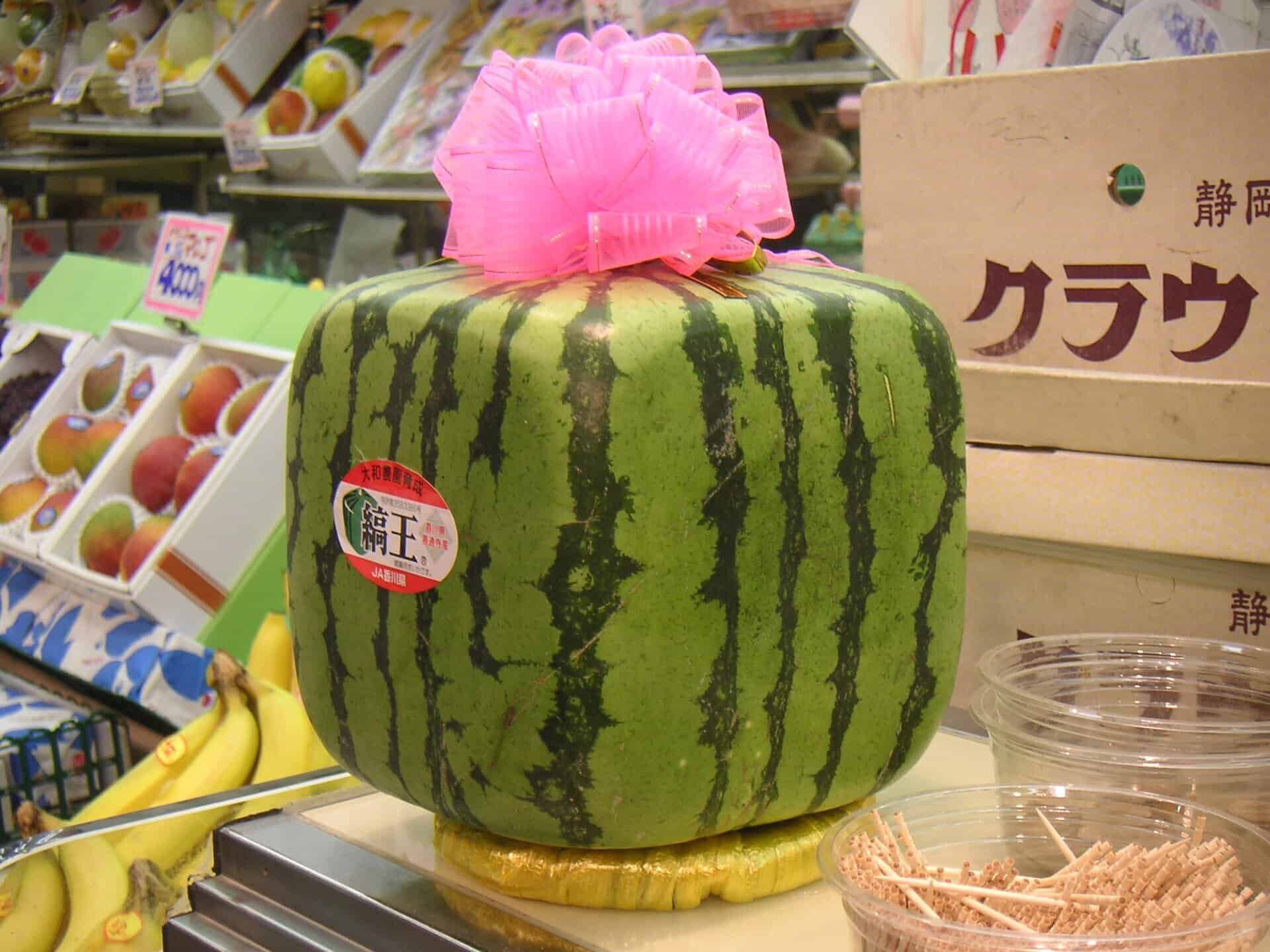 WĂŒrfelförmige Wassermelone in einem japanischen Supermarkt