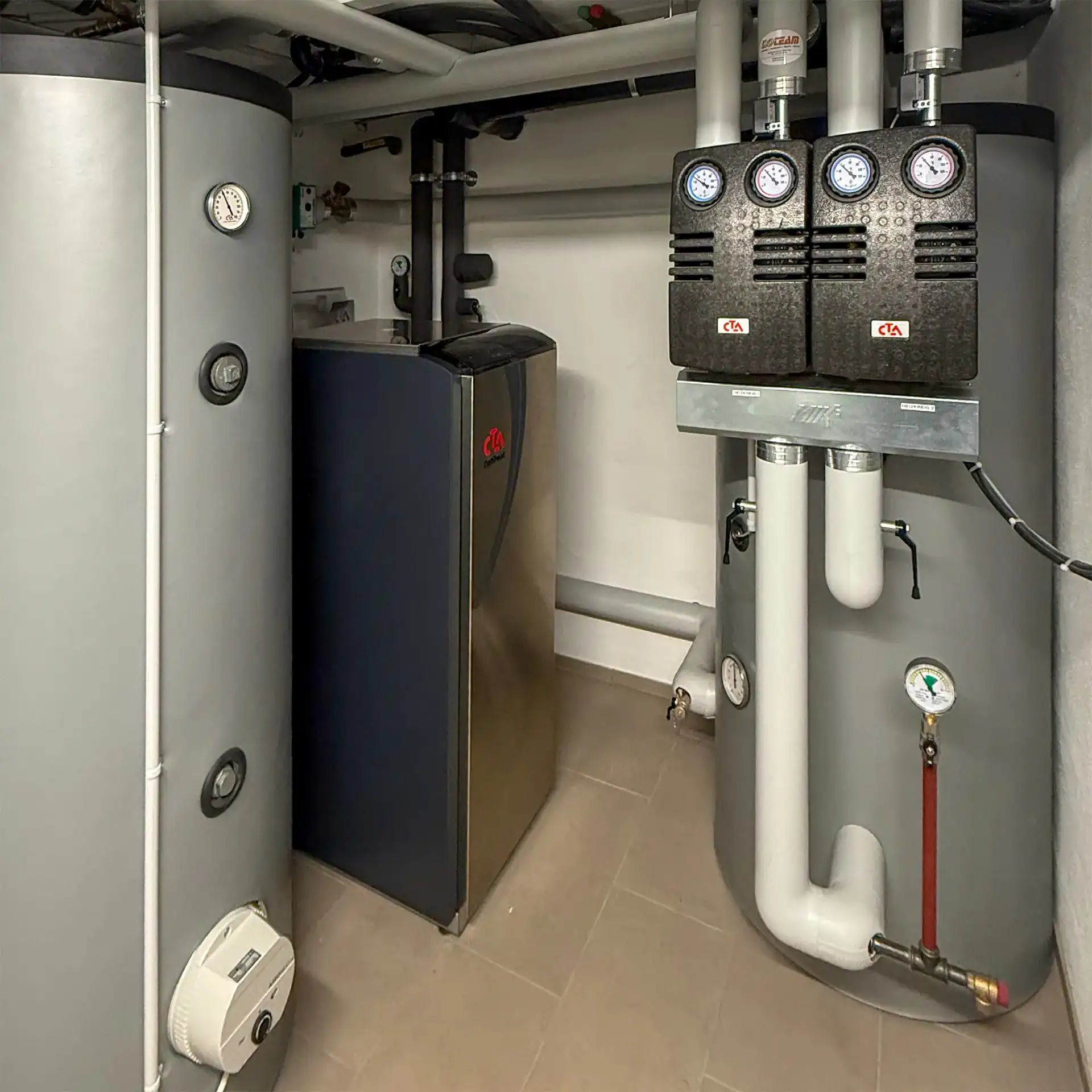 Moderne Heizungsanlage mit Wärmepumpe in Münsingen installiert von ALEMO Gebäudetechnik