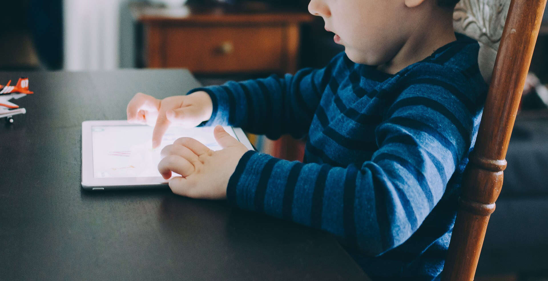 child on ipad