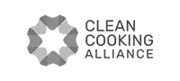 Logotipo da Clean Cooking Alliance em tons de cinza, com um emblema circular de formas interligadas à esquerda e o texto "CLEAN COOKING ALLIANCE" à direita.