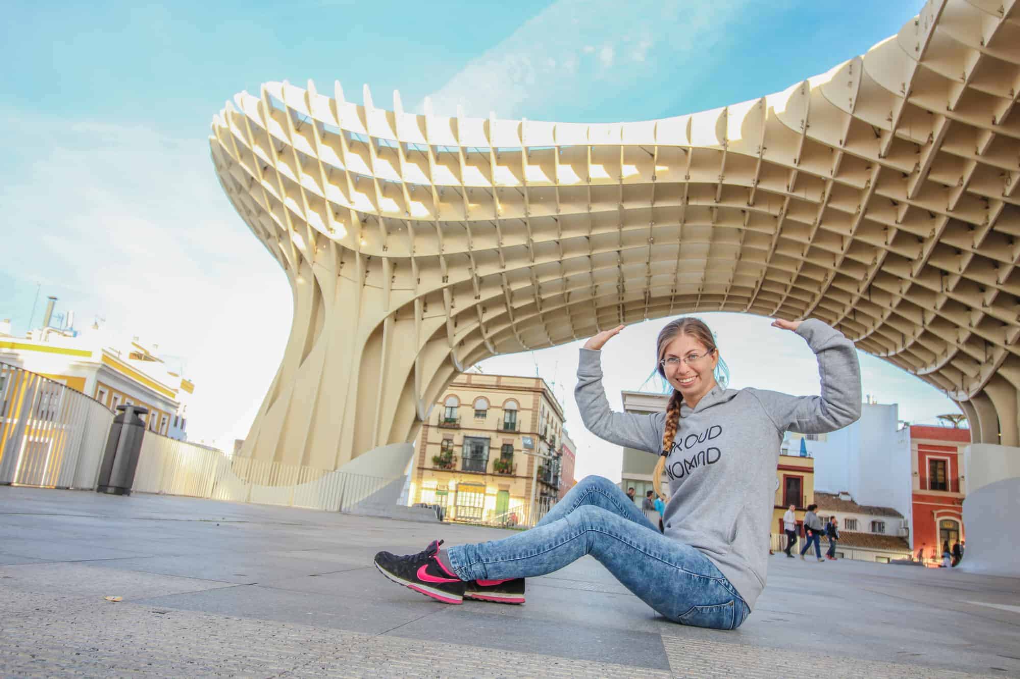 Ein Tag in Sevilla 15 Barbara haelt Holzkonstruktion
