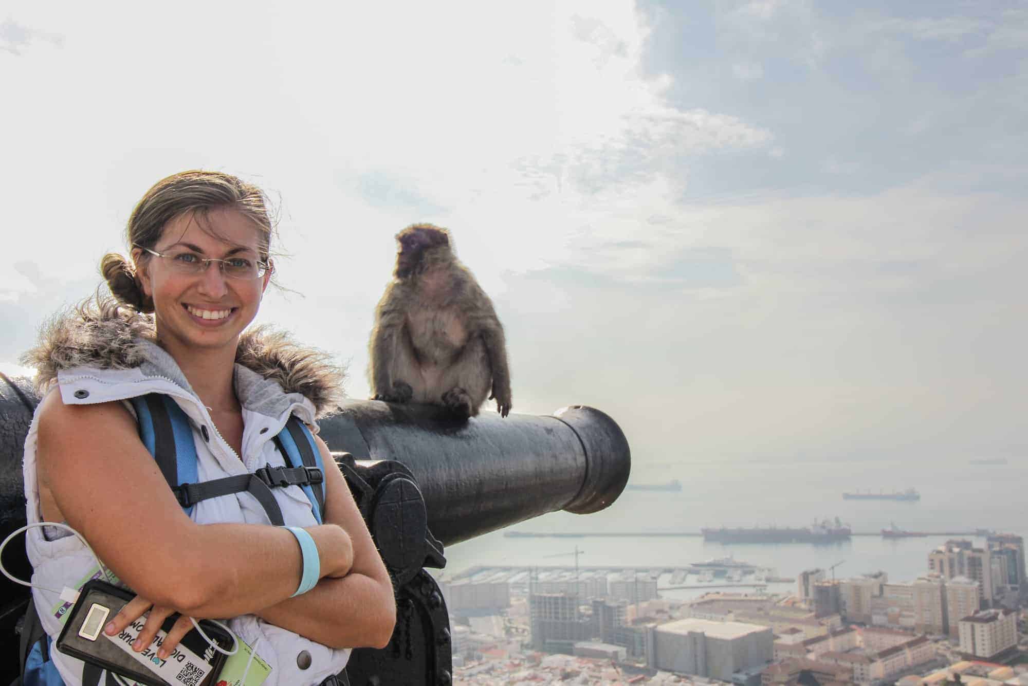 Barbara mit einem Affen in Gibraltar