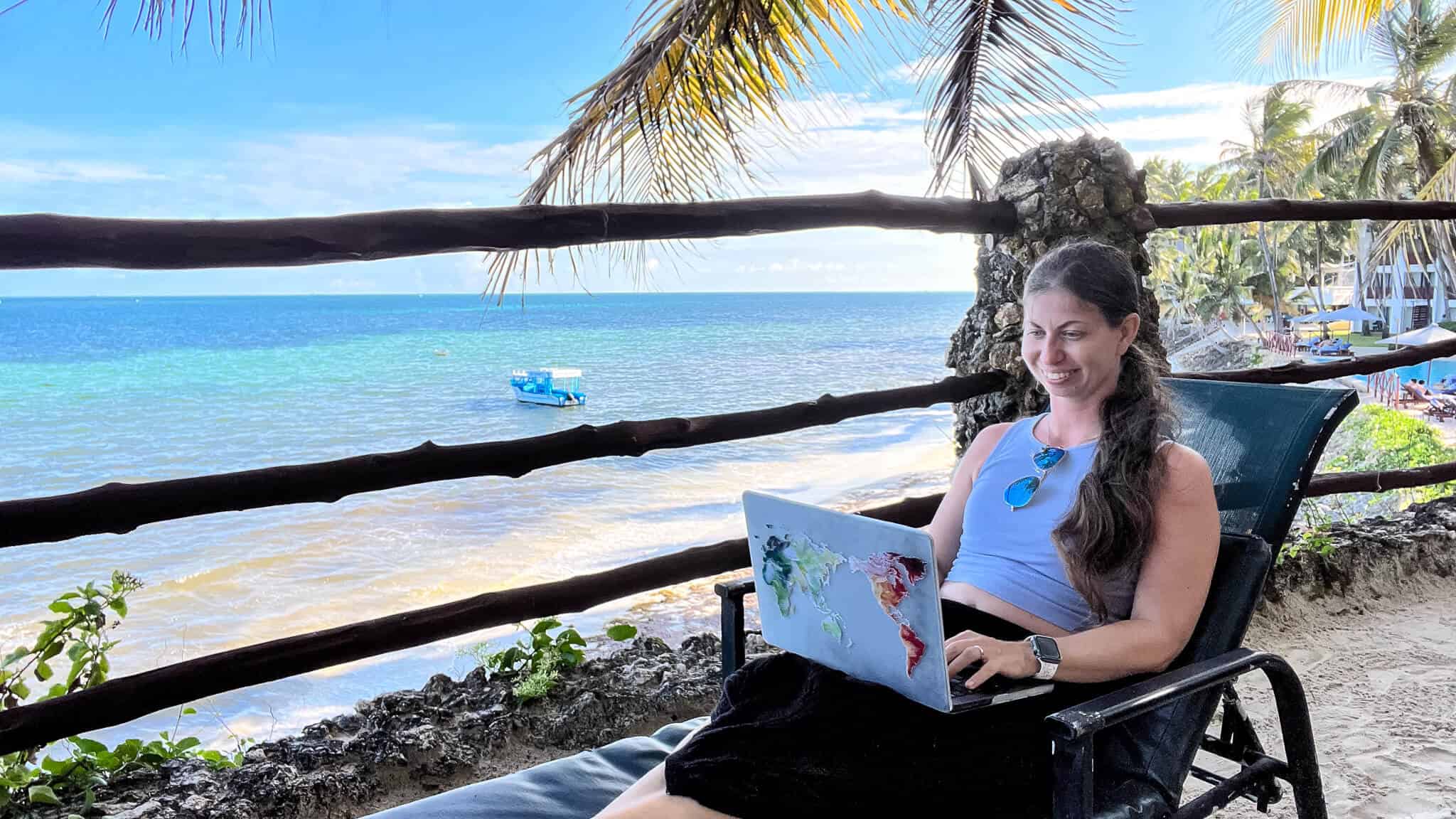 Barbara am Macbook in Kenia