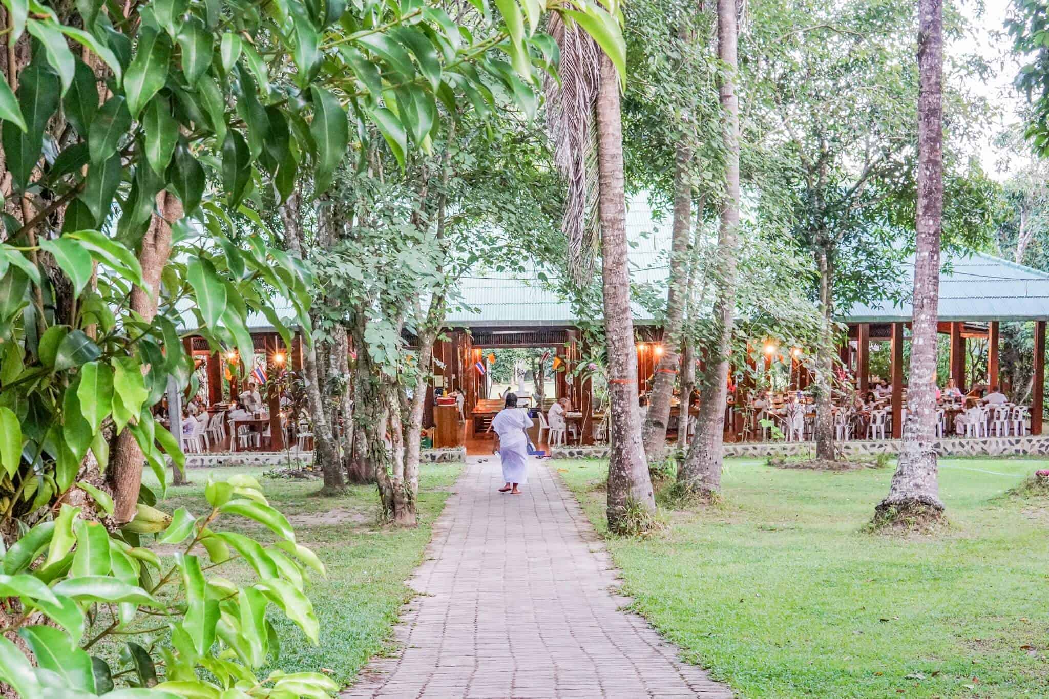 Die Dharma Hall von außen – Wat Pa Tam Wua Forest Monastery