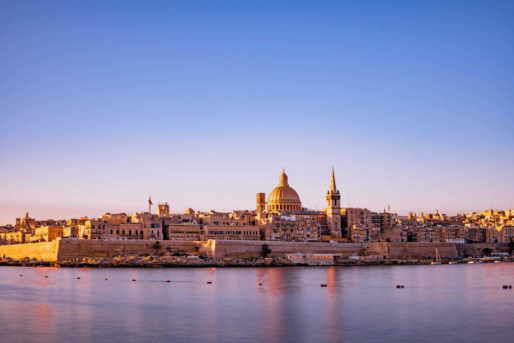 Valletta von Sliema im Sonnenaufgang