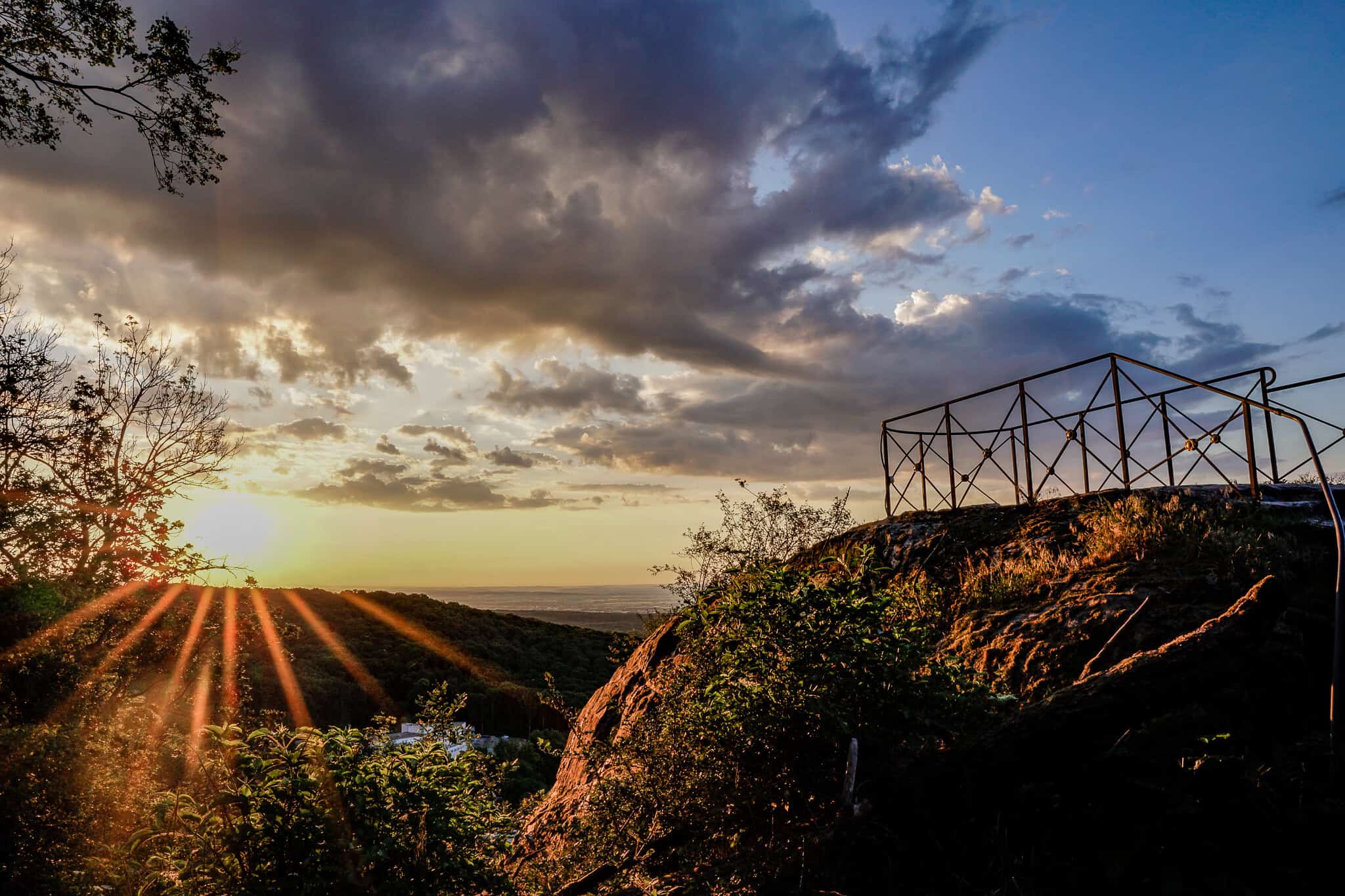Sonnenstern im Sonnenaufgang Dettweiler Tempel