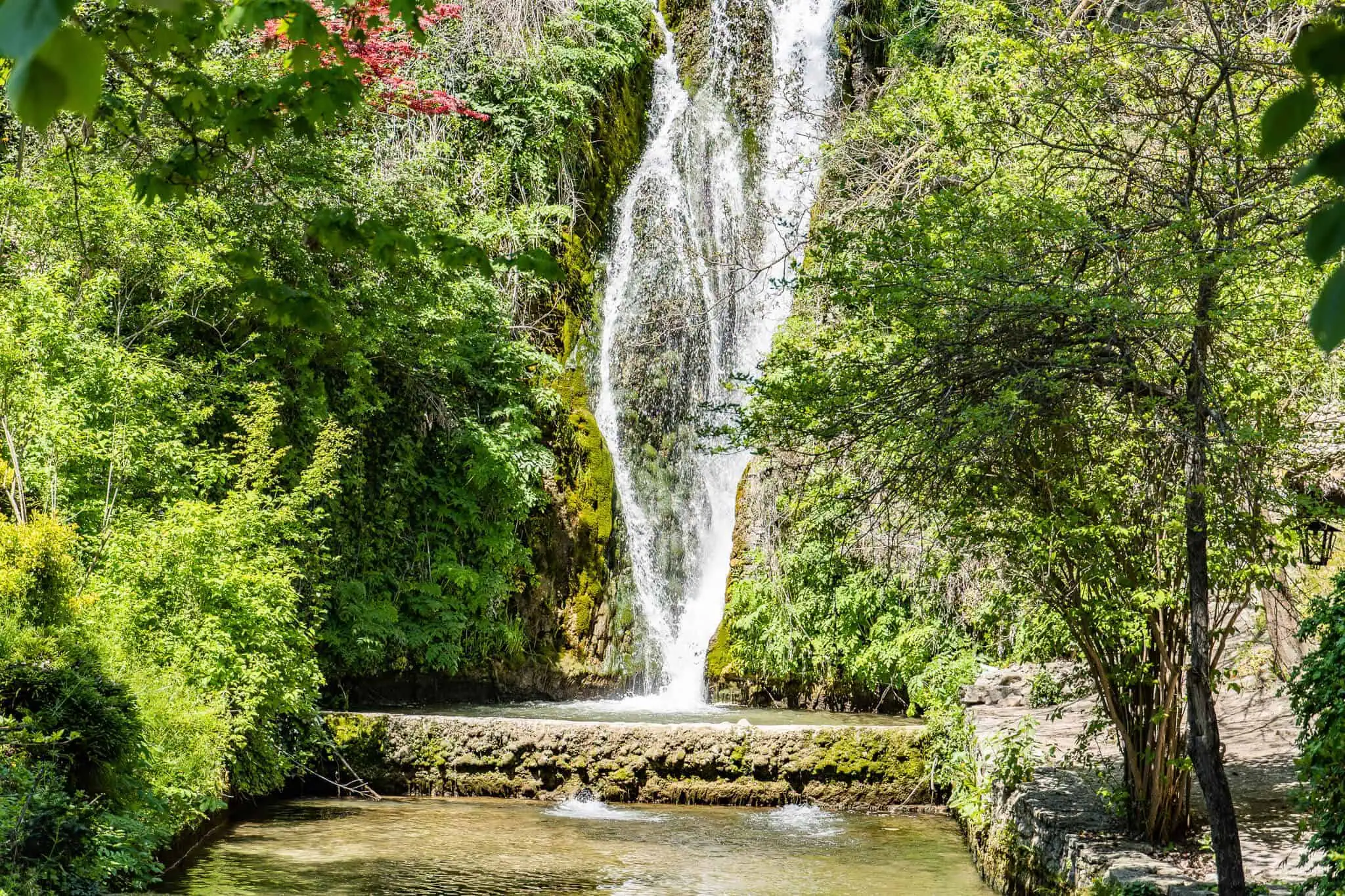Wasserfall im botanischen Garten Balchik