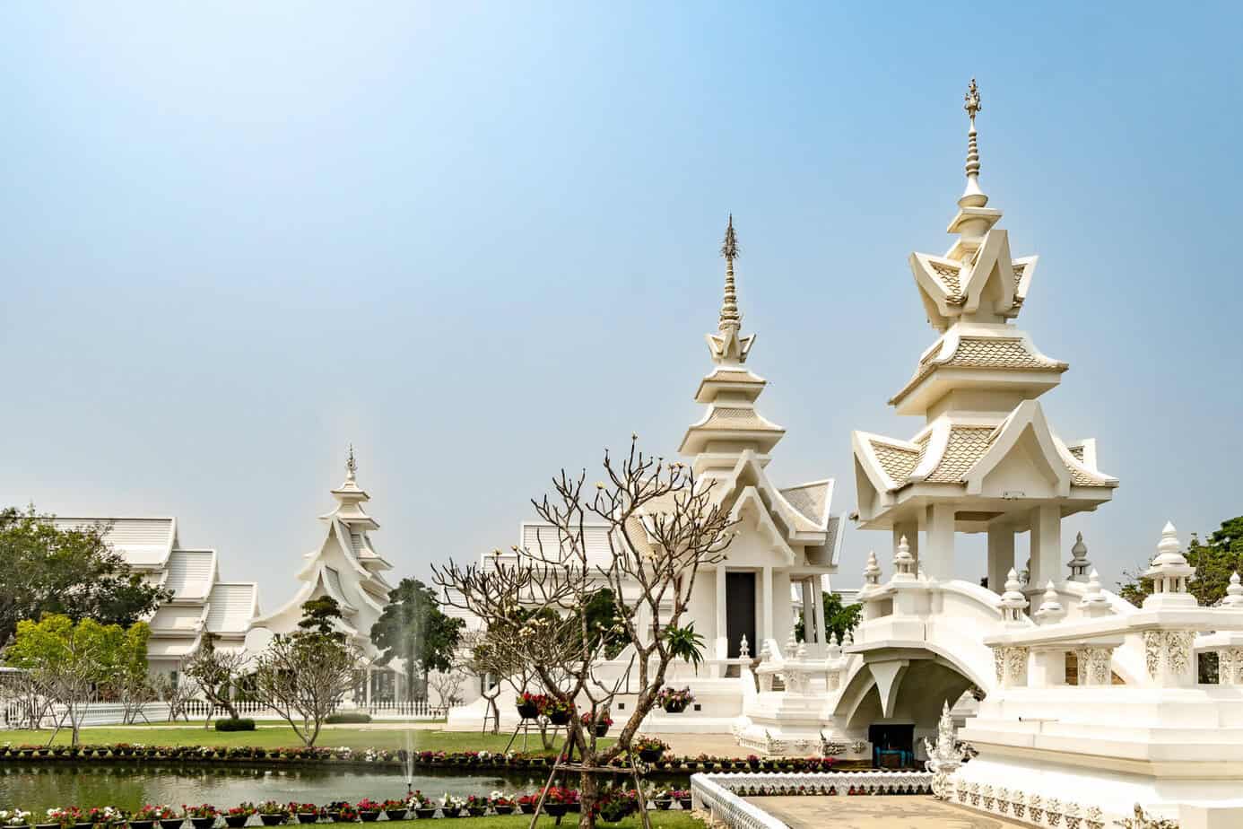 Chiang Rai: White Temple, Geheimtipps & Highlights im Norden Thailands 6 Die kunstvolle weiße Tempelanlage mit spitzen Türmen und dekorativen Dächern ist 2023 noch nicht fertig gestellt.
