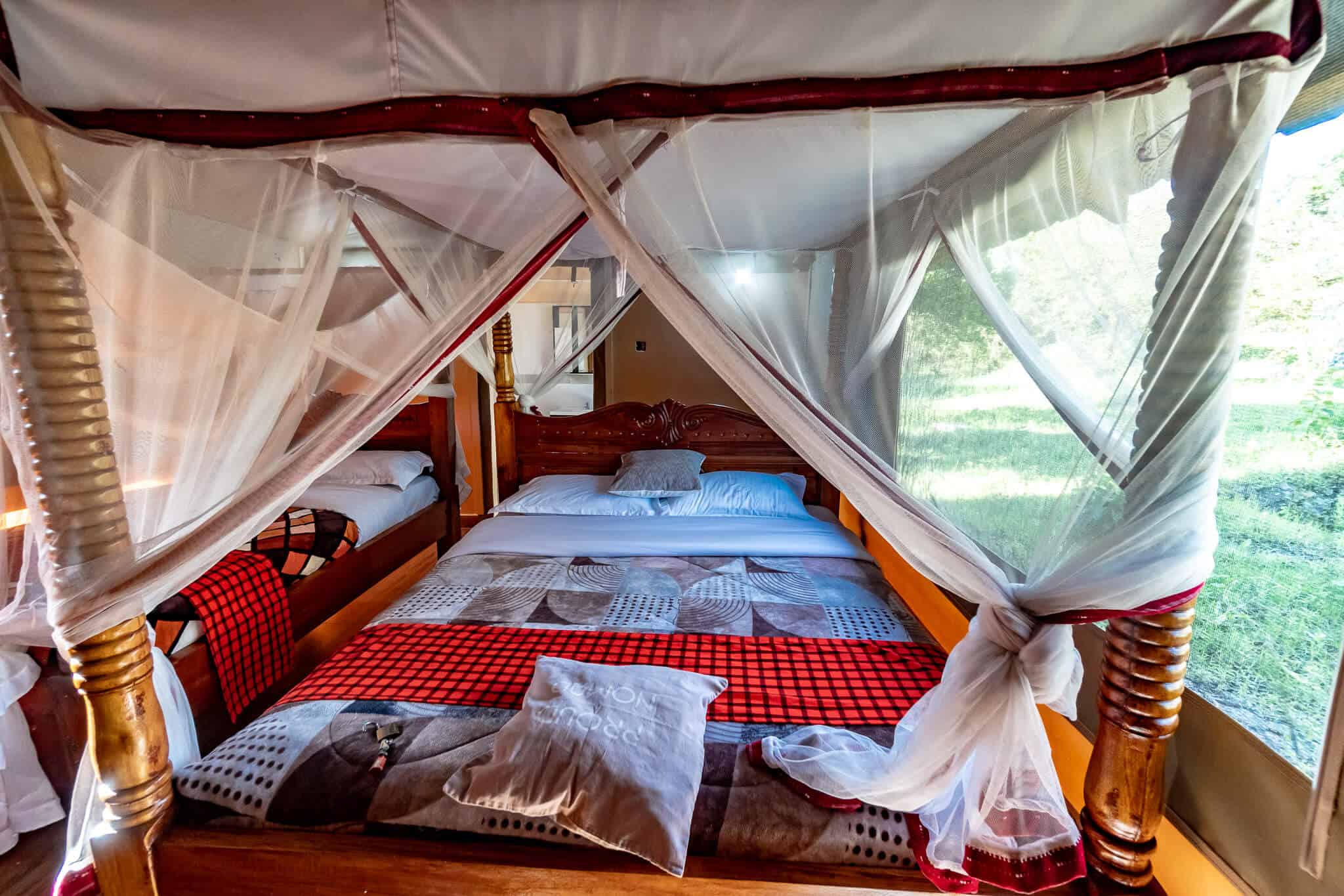 Bett im Zelt in der Masai Mara