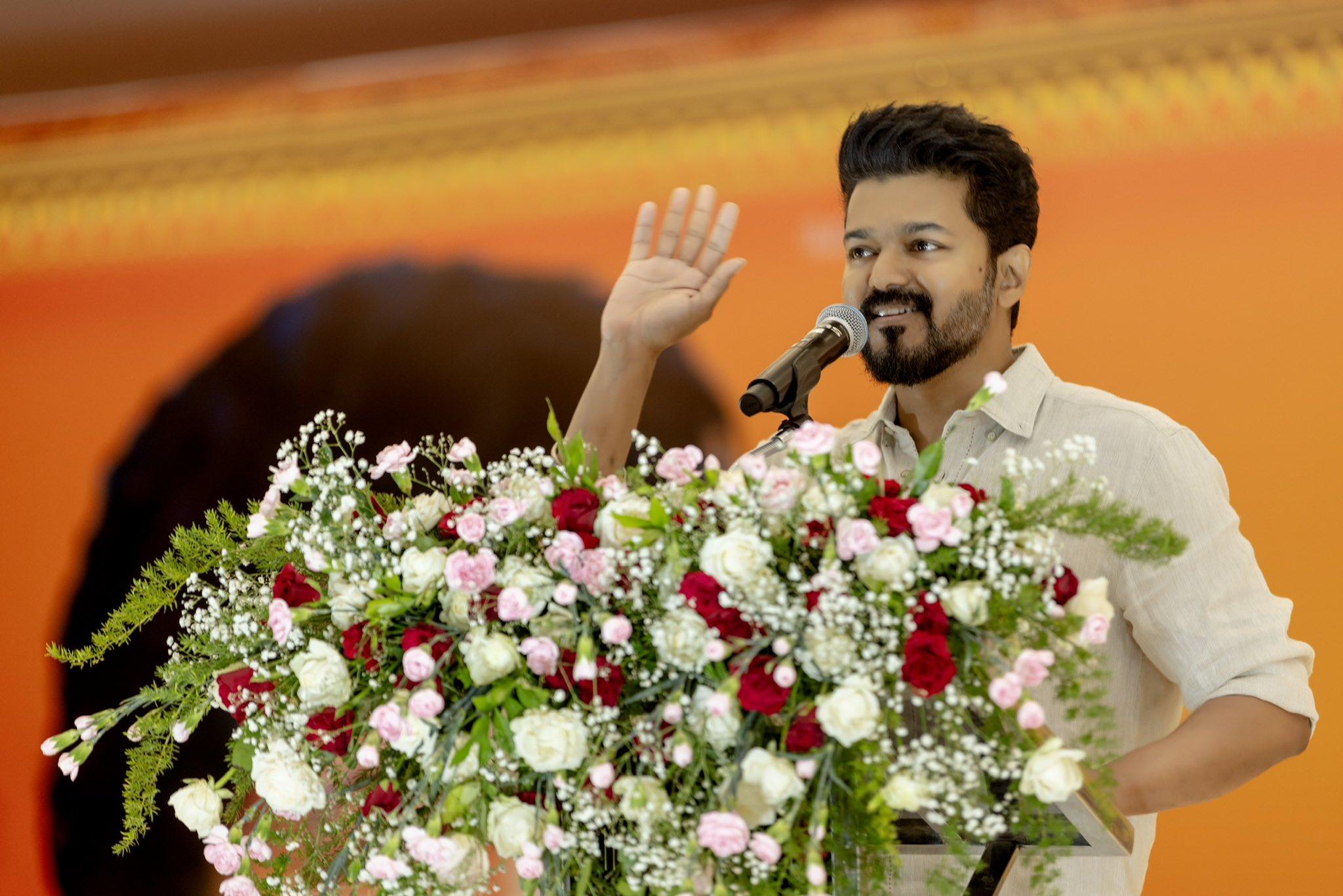 తమిళనాడు రాజకీయాల్లో సరికొత్త శకం: సీఎంగా విజయ్ ప్రమాణస్వీకారం.. అనిశ్చితికి తెర!