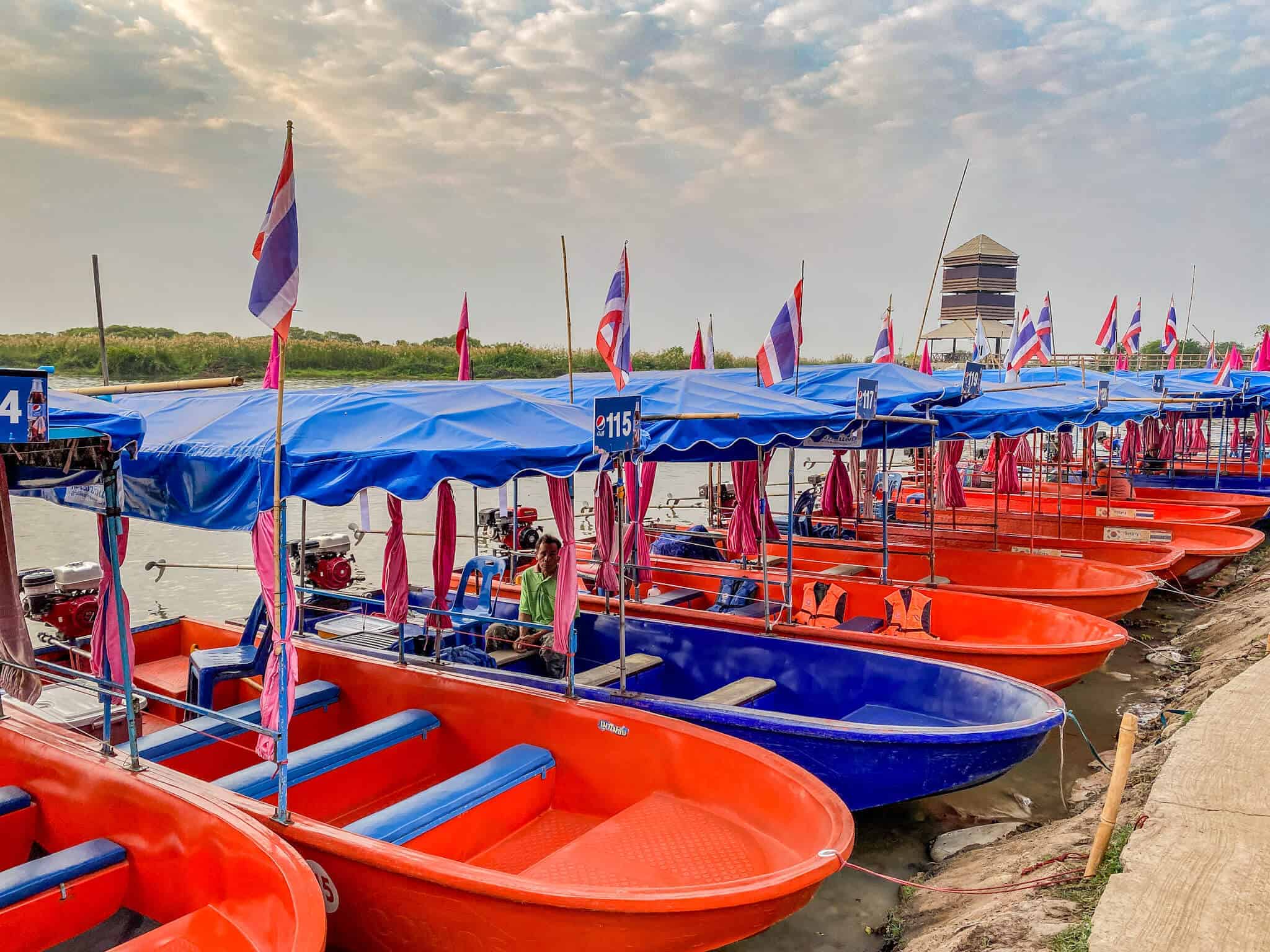 Boote am Red Lotus Lake