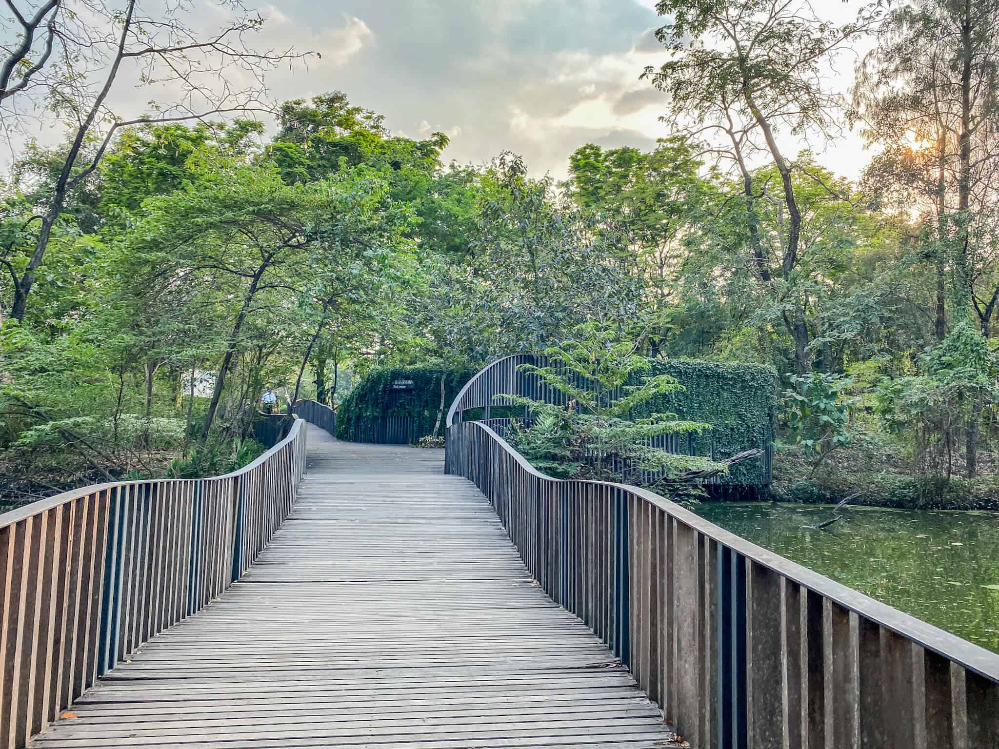 Wachirabenchathat Park Brücke zum Queen Sirikit Park