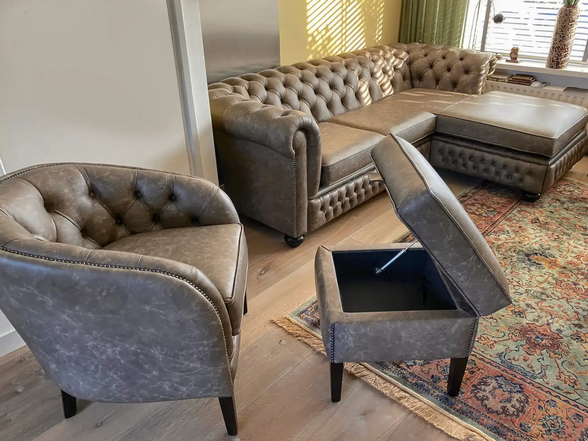 chesterfield loungebank met fauteuil in modern licht interieur