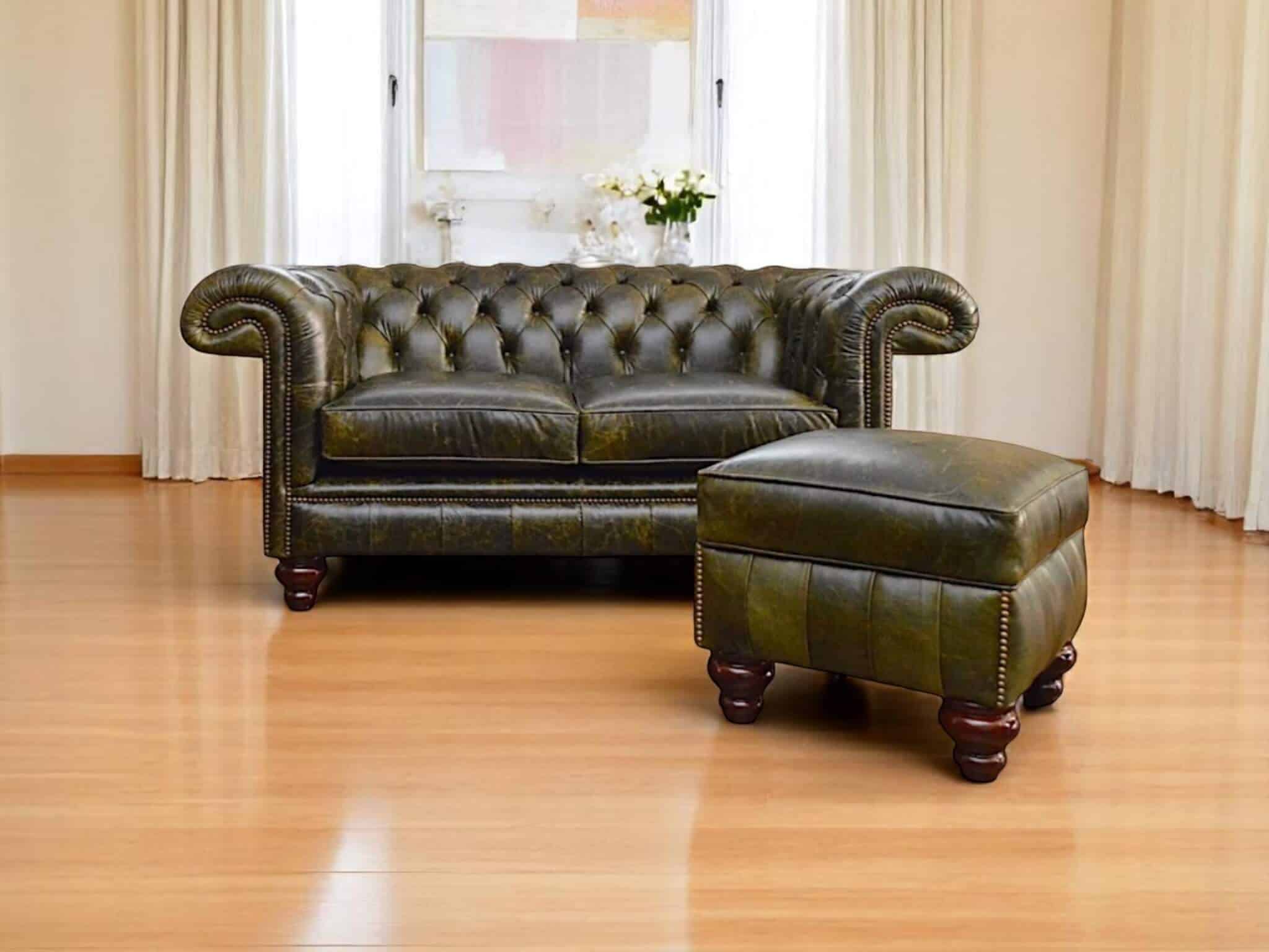 een chesterfield bank en stoel in groen vintage leder. nieuwe meubels op maat in een geleefde oude sfeer
