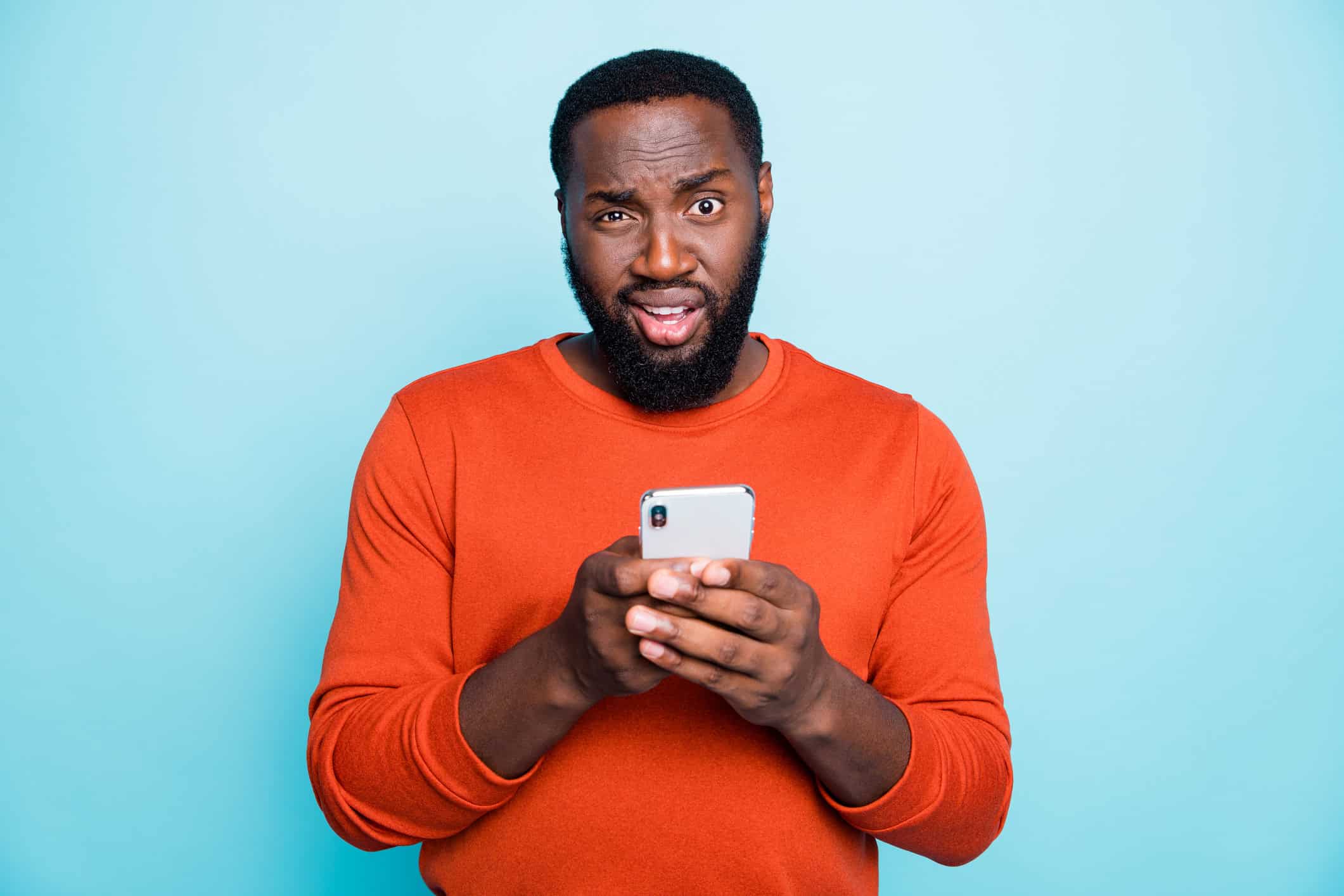 Man stumped by a question he's just seen in his online dating inbox.