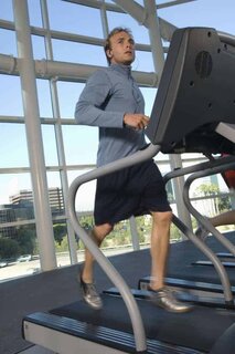 Der Mann läuft auf einem Laufband