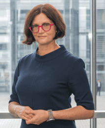 Prelegentka na PHD RISK Summer School, prezentująca się podczas wydarzenia "Meet the Speakers" w nowoczesnym biurze.