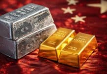 Gold- und Silberbarren vor rotem Hintergrund – Goldpreis in China unter Europa-Kurs