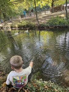Kind am Familienbauernhof Neuss