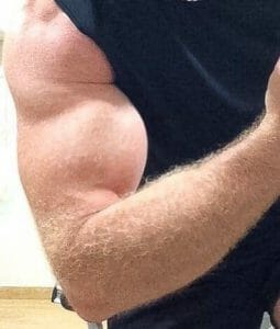男の上腕二頭筋