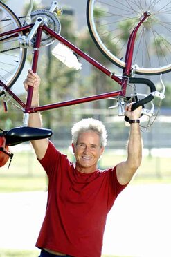 o homem a levantar a bicicleta