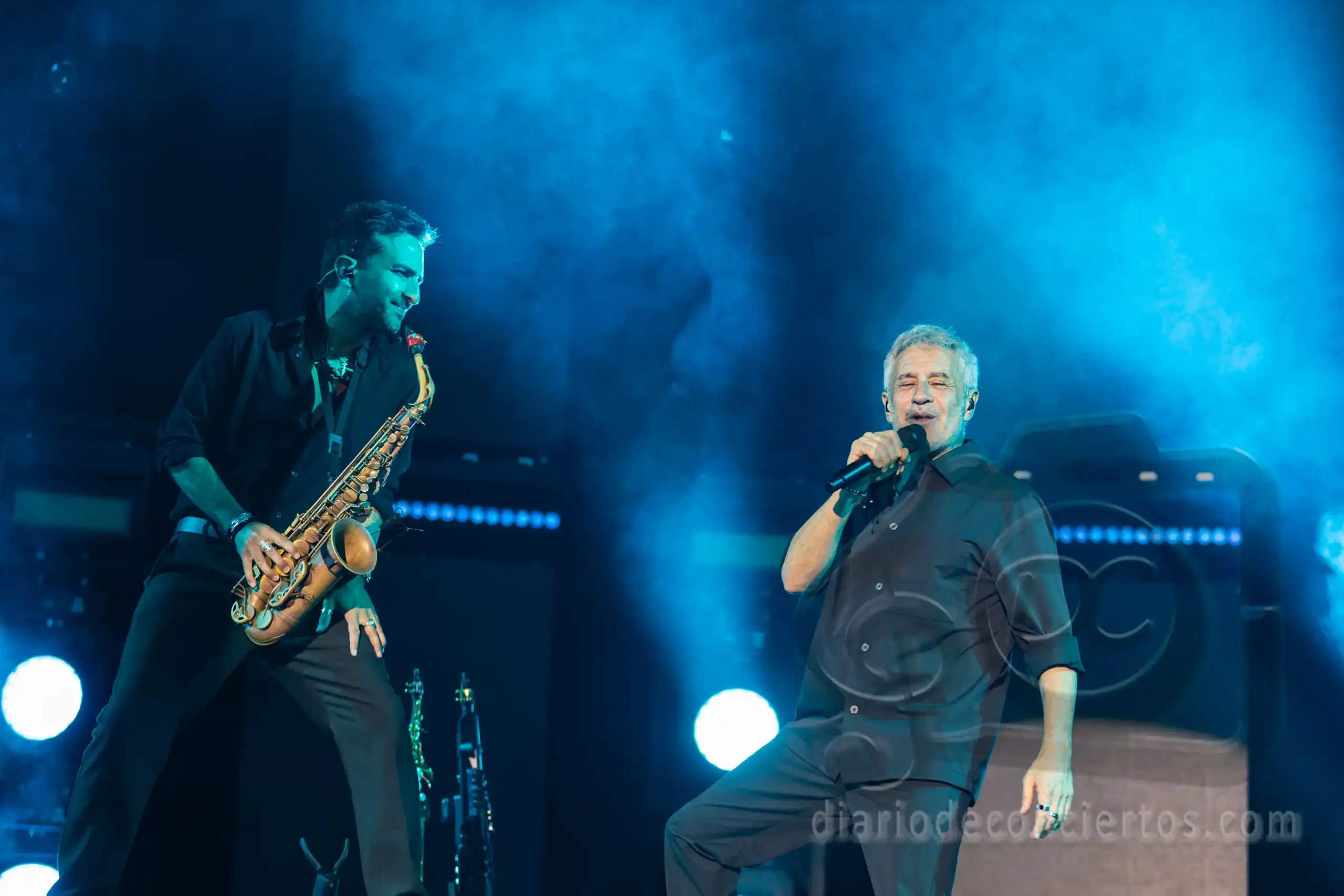 Sergio Dalma cantando junto a Esdras Boyajian al saxofón durante su concierto en Salamanca 2026.