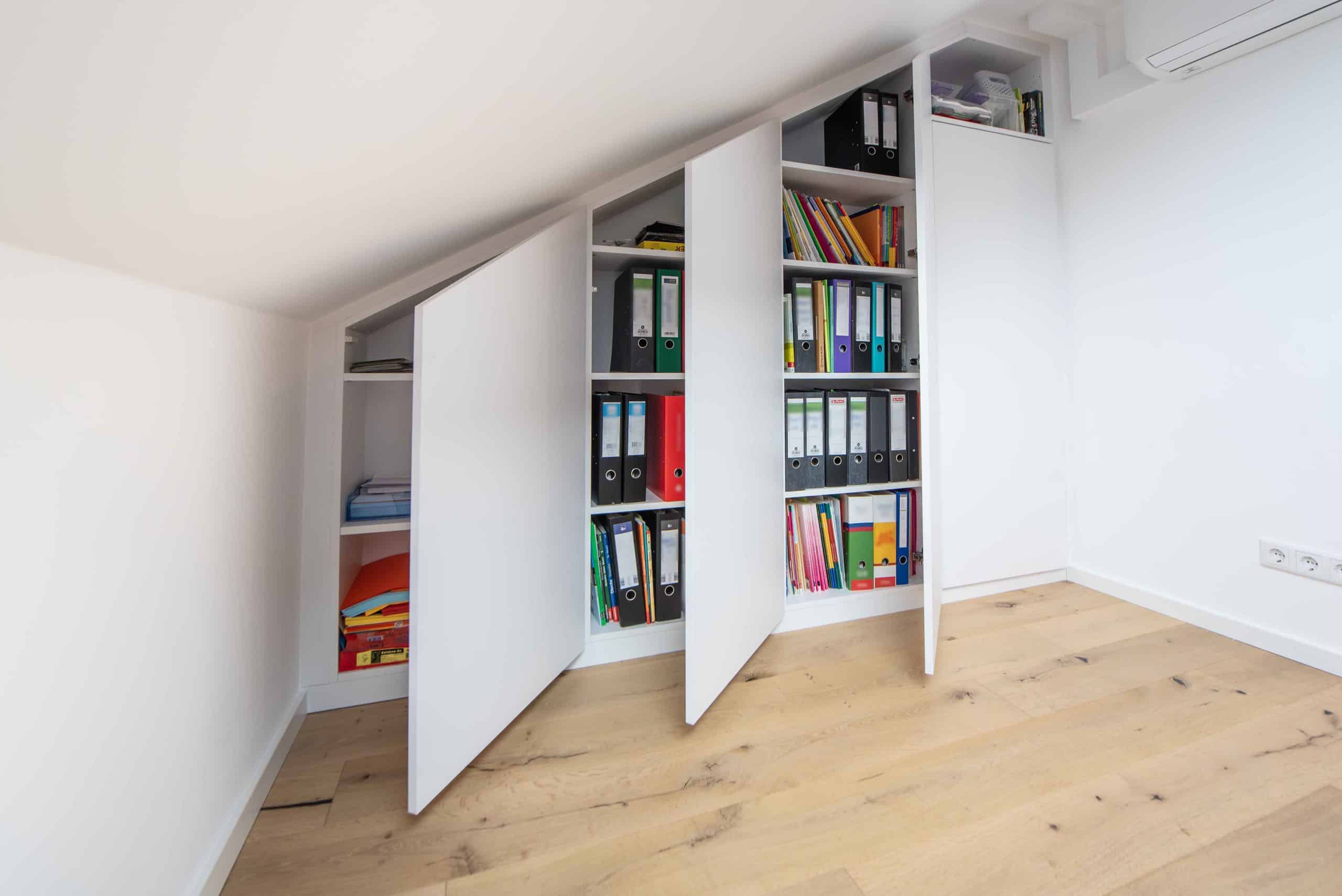 Aktenschrank in Dachschräge