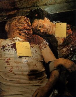 Benito Mussolini en Clara Petacci in mortuarium Milaan na hun executie en publieke tentoonstelling op 29 april 1945.