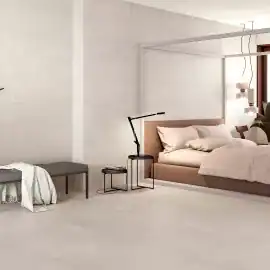 Wohnraum mit verlegter Blending Marfil Lappato Fliese von Saloni, helles Interieur
