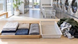 きれいにたたんだ洗濯物とかごを並べた洗濯まわりの様子